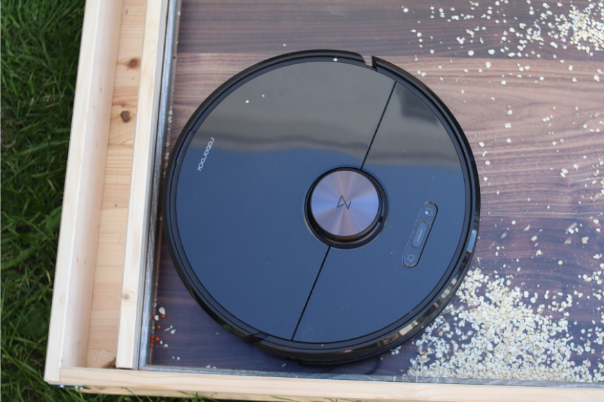 Roborock S6 пылесосит плинтус на твердом полу.